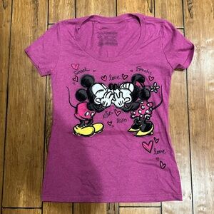 💕 **Disney Store Mickey & Minnie “Smooch” Graphic Tee – Size Small**
